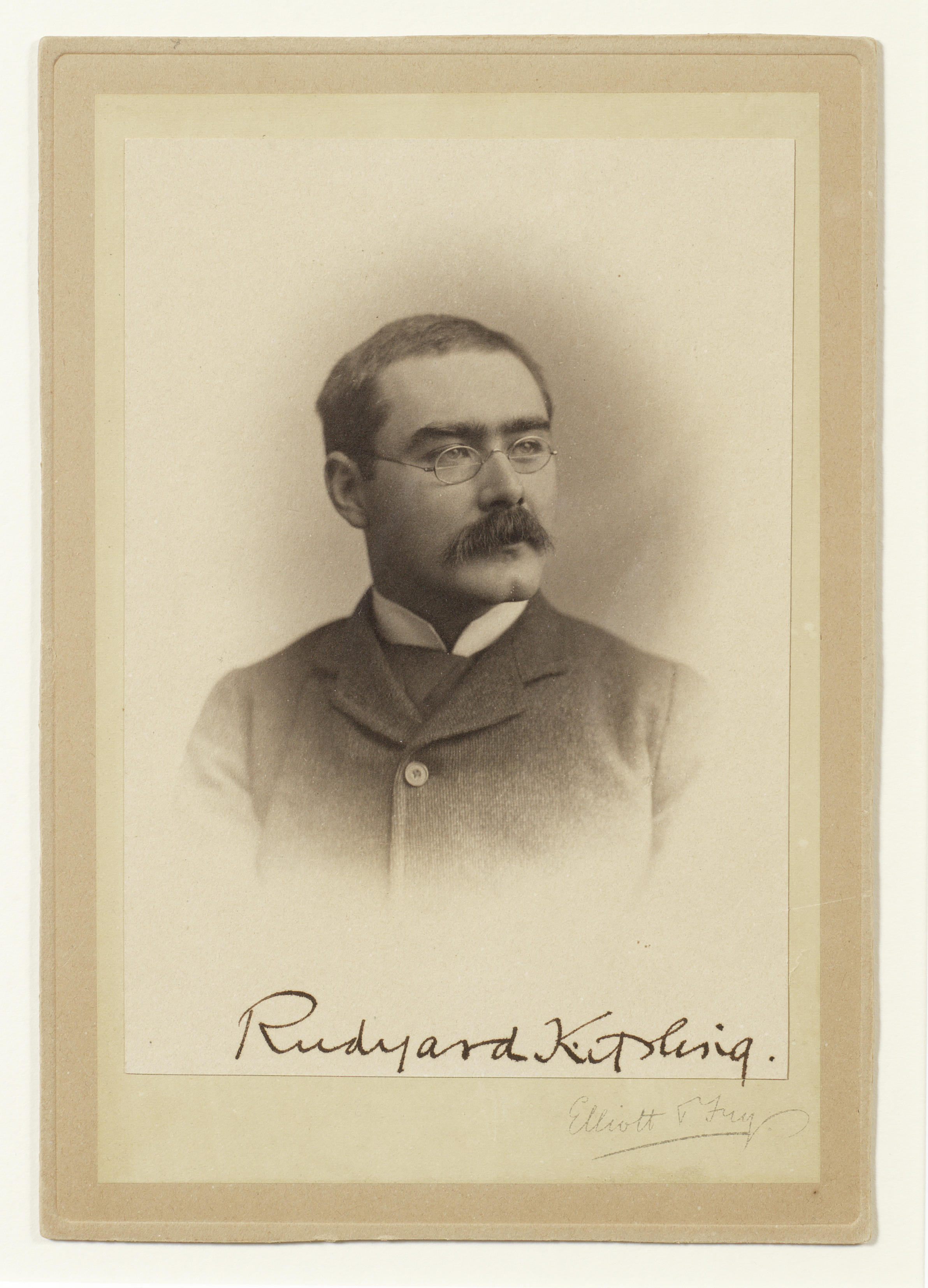 Редьярд Киплинг на портрете Elliott and Fry 1907 года